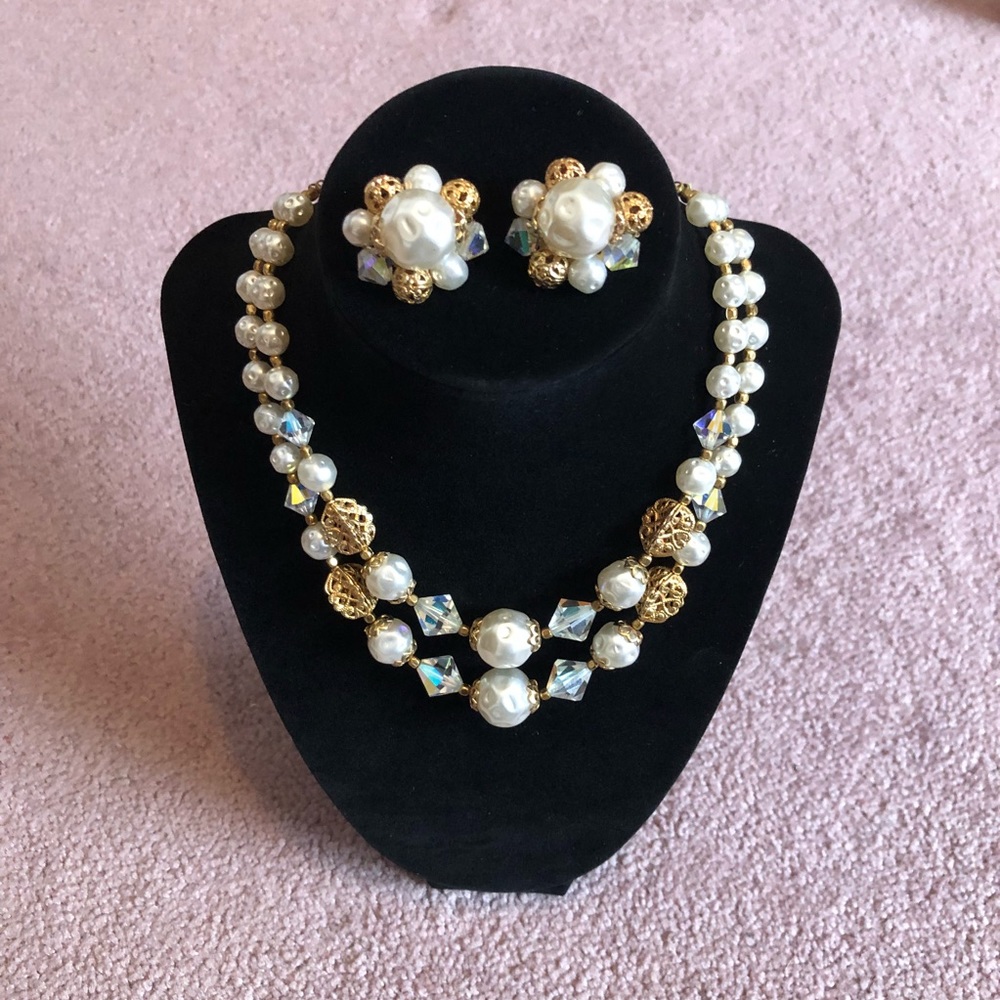 Vintage Gold and pearl necklace costume jewelry